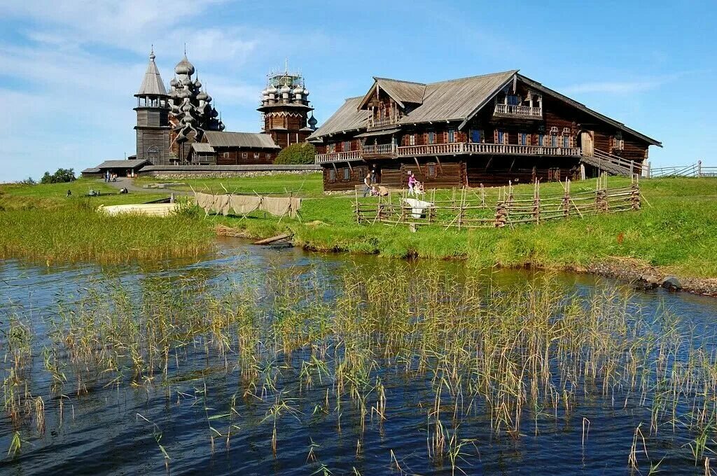 В каком городе находится деревянного зодчества. Кижи музей-заповедник. Архитектурный ансамбль Кижского погоста. Музей-заповедник «Кижи» (о. Кижи). Музей деревянного зодчества Кижи.