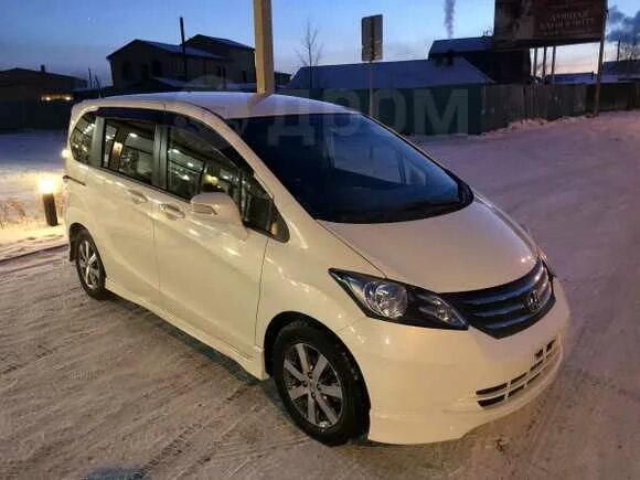 Honda freed 2010. Хонда Фрид 11 год. Хонда Фрид 2 поколение. Хонда Фрид 2010 год.