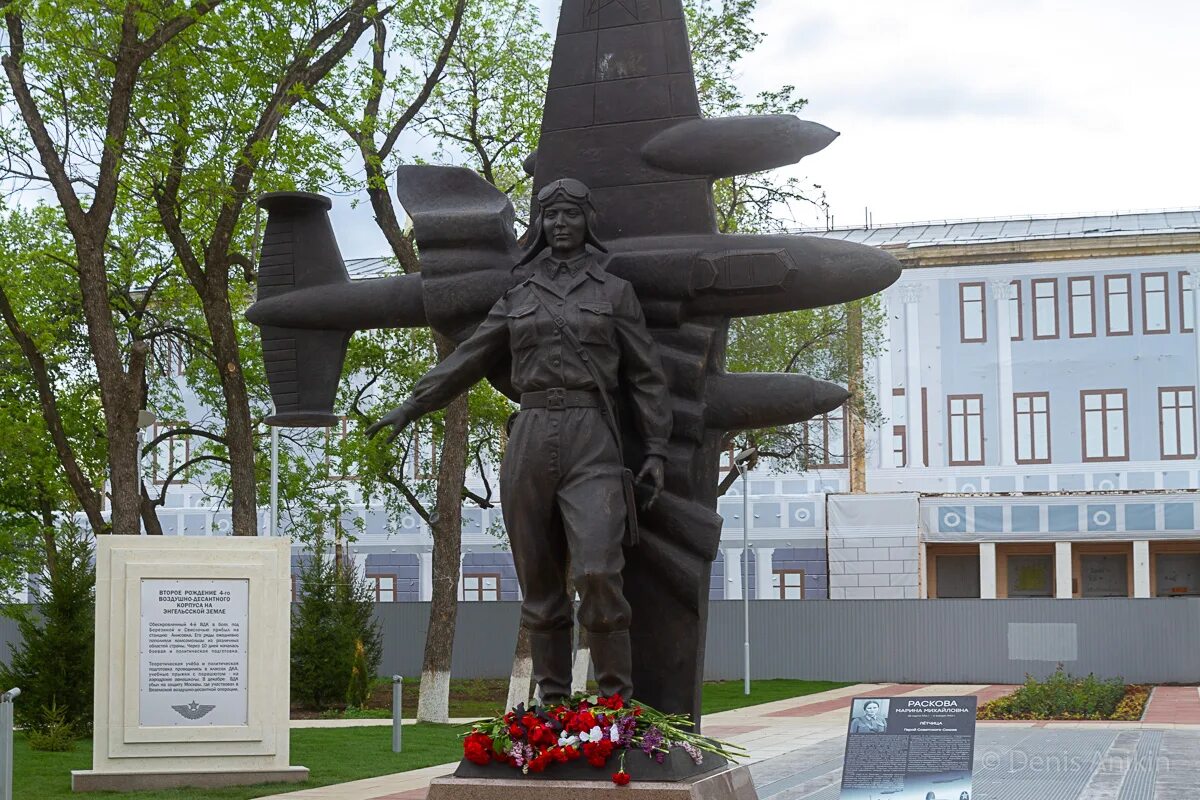 М расковой энгельс. Памятник Марине Расковой в Энгельсе. Памятник м. м. Расковой. Памятник Расковой в Саратове. Памятник Марине Расковой Саратов.