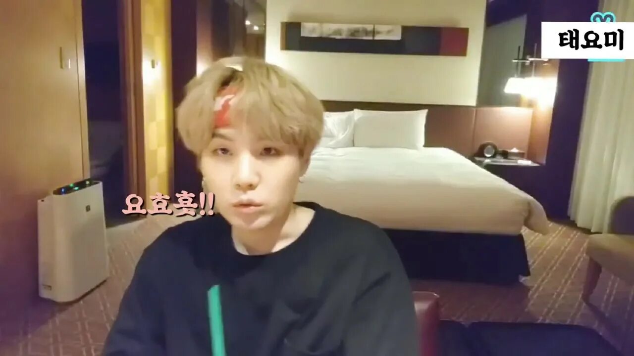 Юнги жив. БТС трансляция Юнги. Юнги лайв. BTS V Live. Юнги БТС эфир.