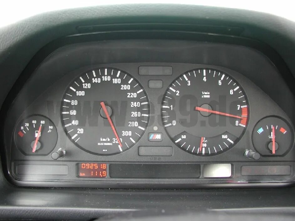 Спидометр бмв е39 ночь. Максимальная скорость бмв е34. Бмв е39 220 спидометр. Бмв е34 максимальная скорость. 240 км ч спидометр бмв е34.