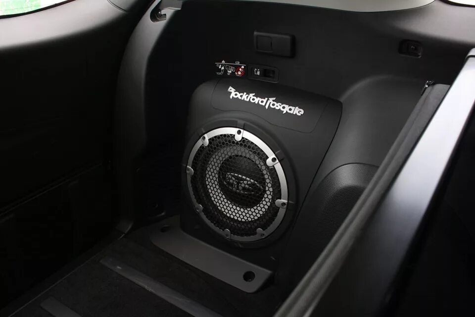 Mitsubishi rockford. Сабвуфер Mitsubishi Outlander XL. Сабвуфер Rockford Fosgate Outlander XL. Штатный сабвуфер Mitsubishi Outlander 3. Rockford сабвуфер Mitsubishi Outlander XL.