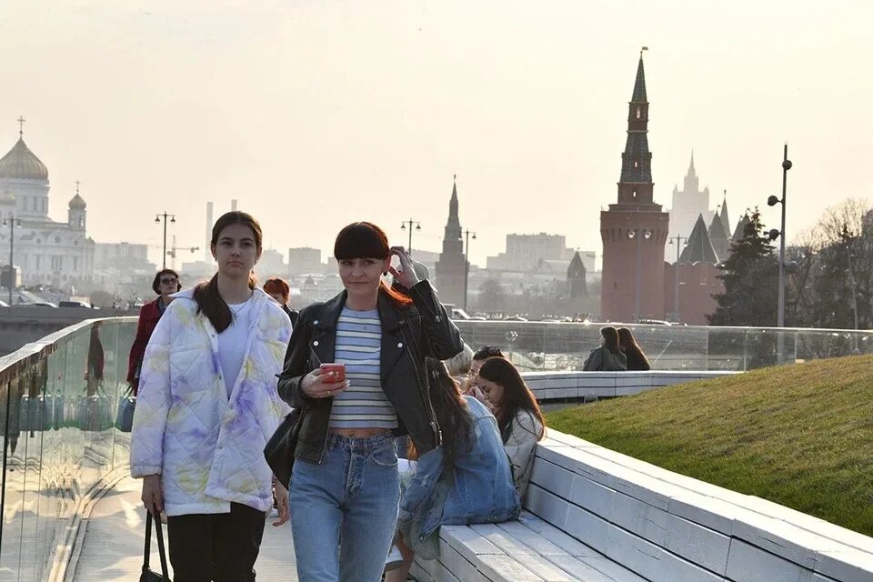 24 год что ожидать. Москва люди. Москва лето. Россияне летом.