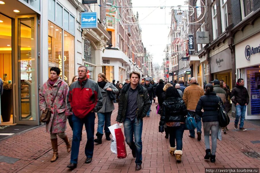 Не последние люди в городе. Люди на улице. Люди в городе. Люди на улице города. Люди на улицах Амстердама.