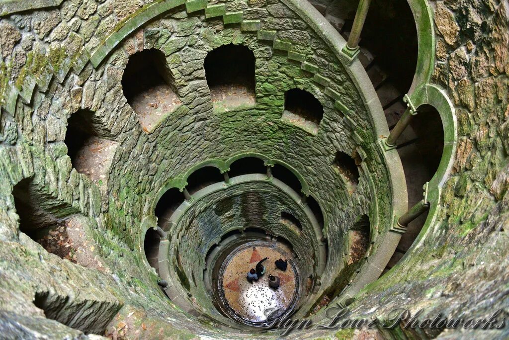 Well contained. Quinta da Regaleira Португалия. Кинта-да-Регалейра 2 башни. Кинта де Регалейра сверху полет. Башня Torre da Regaleira.