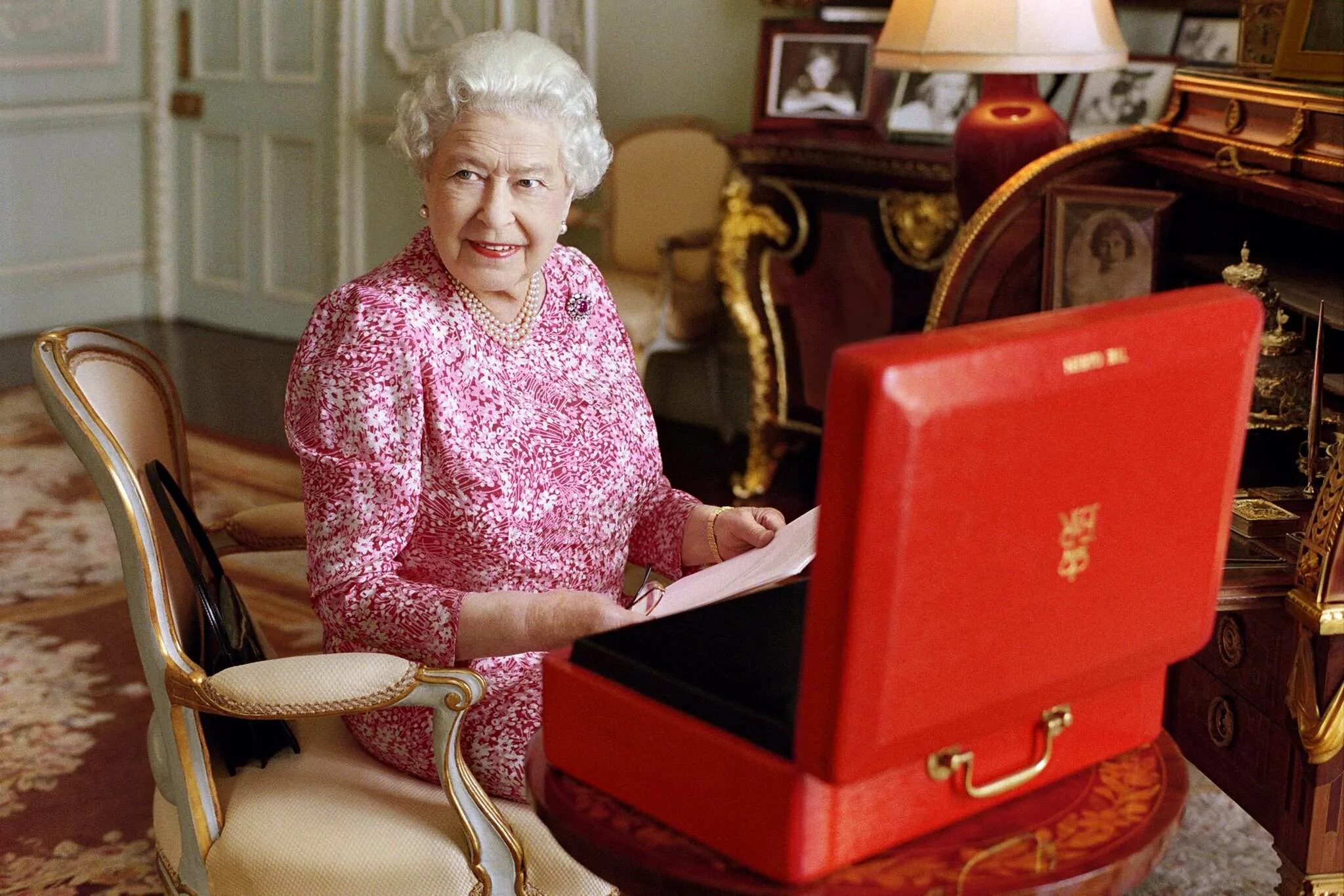 To one of the queen. Queen elizabeth 2021. Прически королевы елизаветы 2. To one of the queen. To one of the queen.