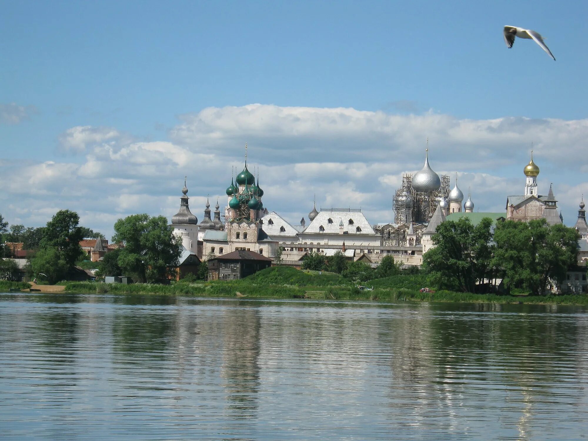 Озеро неро ярославская. Озеро Неро Ростов. Ростовский Кремль с озера Неро. Озеро Неро Ярославская область. Ростов Великий набережная озера Неро.