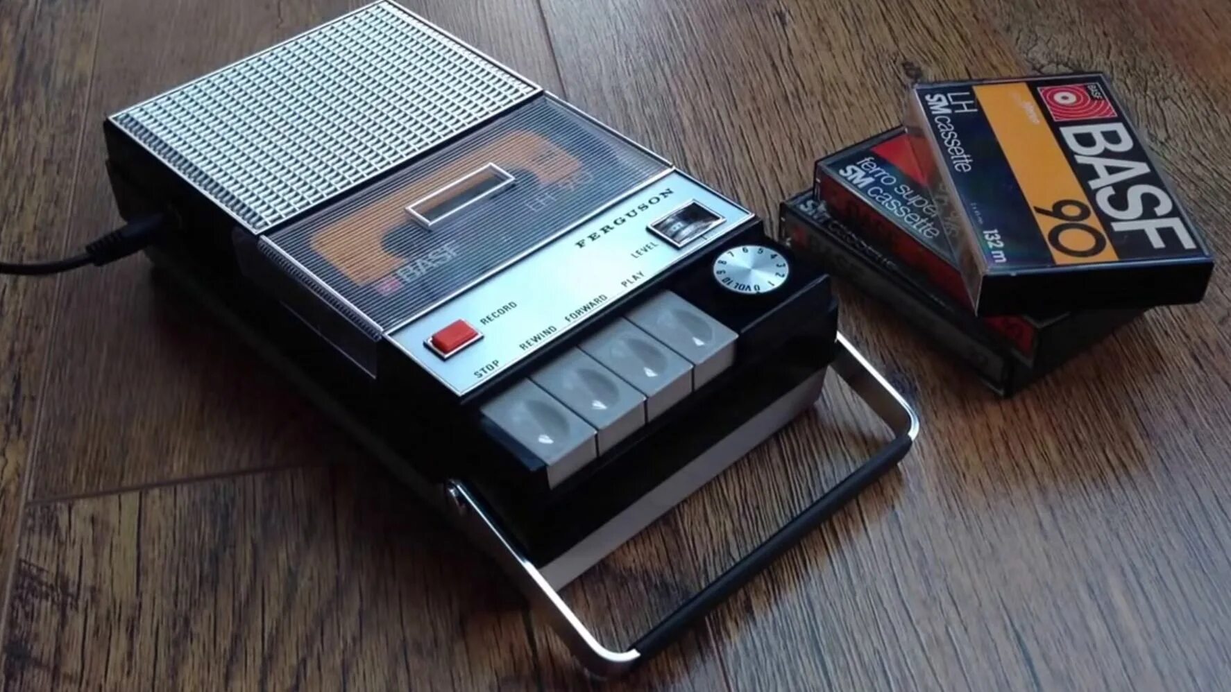 Кассетный плеер 80. Sanyo 80-е кассетный плеер. Кассетный магнитофон 80е серый. Кассетные диктофоны Philips 80-х. Игра магнитофон