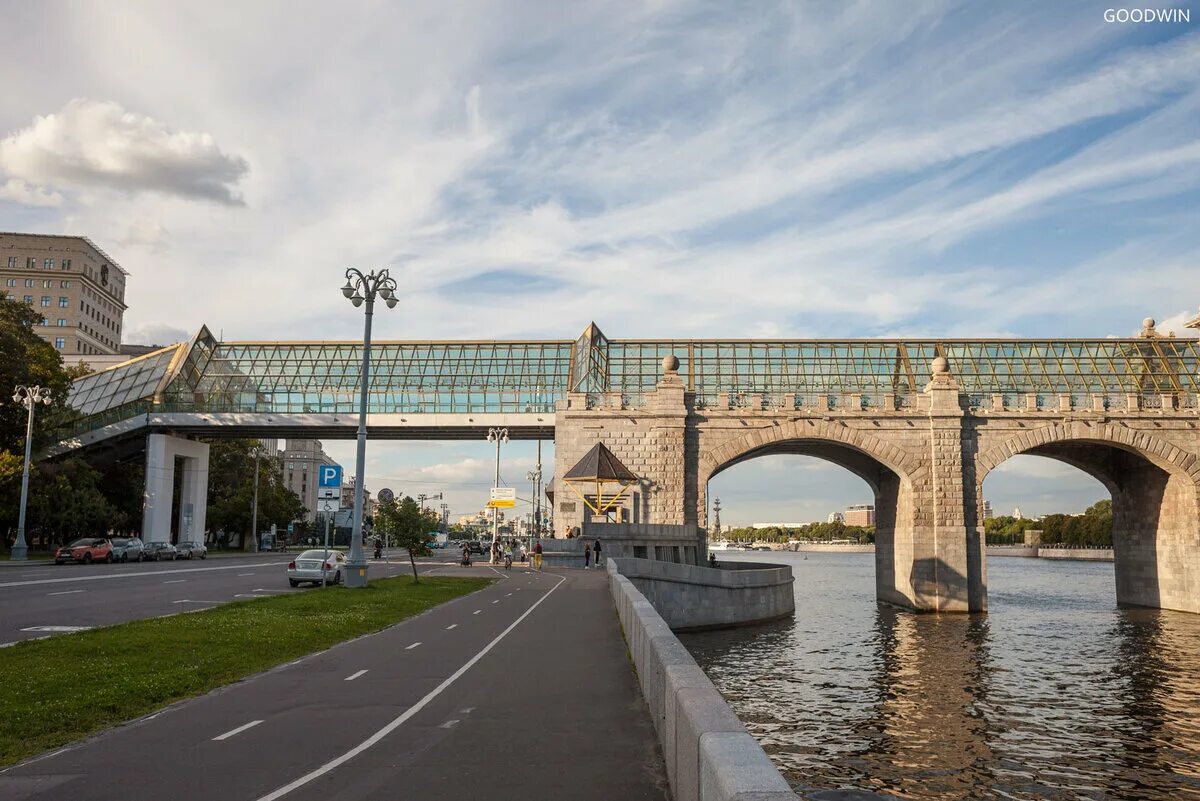 Пешеходные мосты в москве. Фрунзенская набережная Андреевский мост. Андреевский пешеходный мост парк Горького. Пушкинский Андреевский пешеходный мост. Пешеходный мост через Москва реку Фрунзенская набережная.