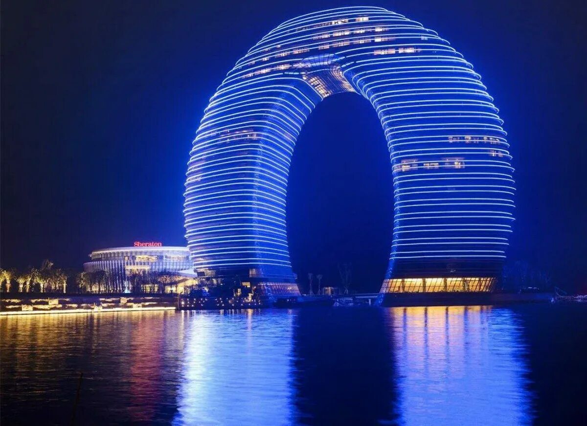 Арка в воде. Архитектура Шератон Хучжоу. Отель Шератон в городе Хучжоу. Шератон Хучжоу Китай. Отель Sheraton Huzhou hot Spring Resort в Хучжоу Китай.