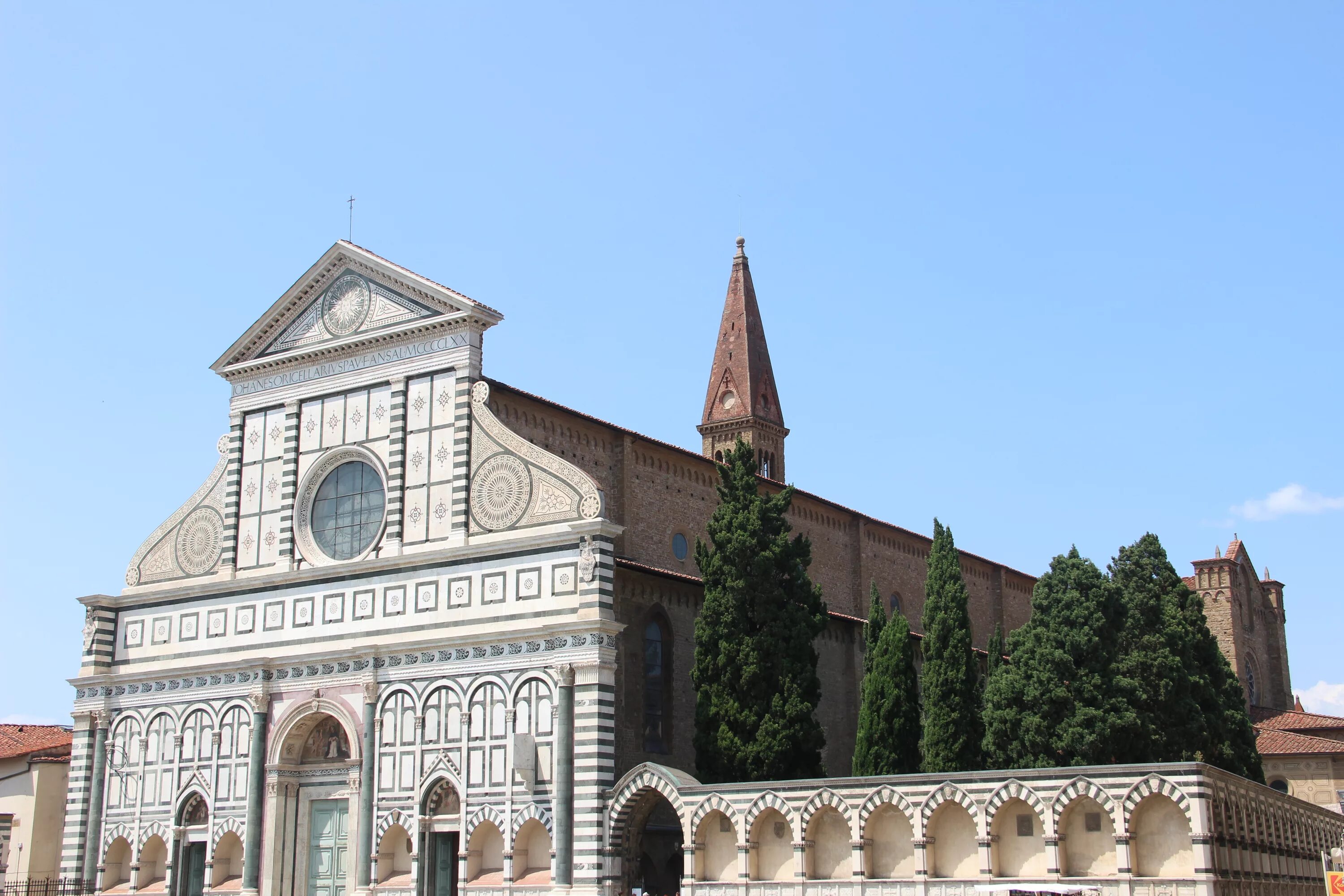 Di santa maria novella. Церковь Санта Мария новелла во Флоренции. Альберти Санта Мария новелла. Флоренция базилика Санта-Мария-новелла фасад. Фасад церкви Санта Мария новелла во Флоренции.