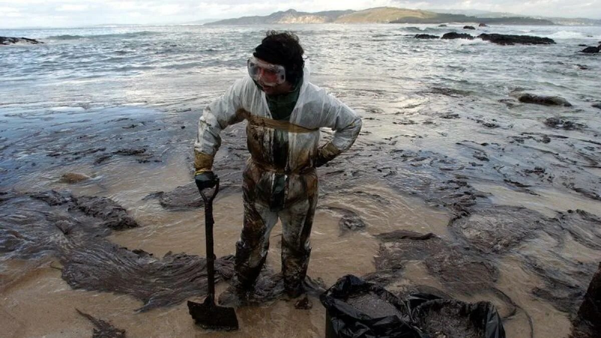 Разлив нефти Exxon Valdez. Утечка нефтепродуктов из танкера «Престиж». Крушение танкера Престиж. Крушение танкера Exxon Valdez. Железо утонет в нефти