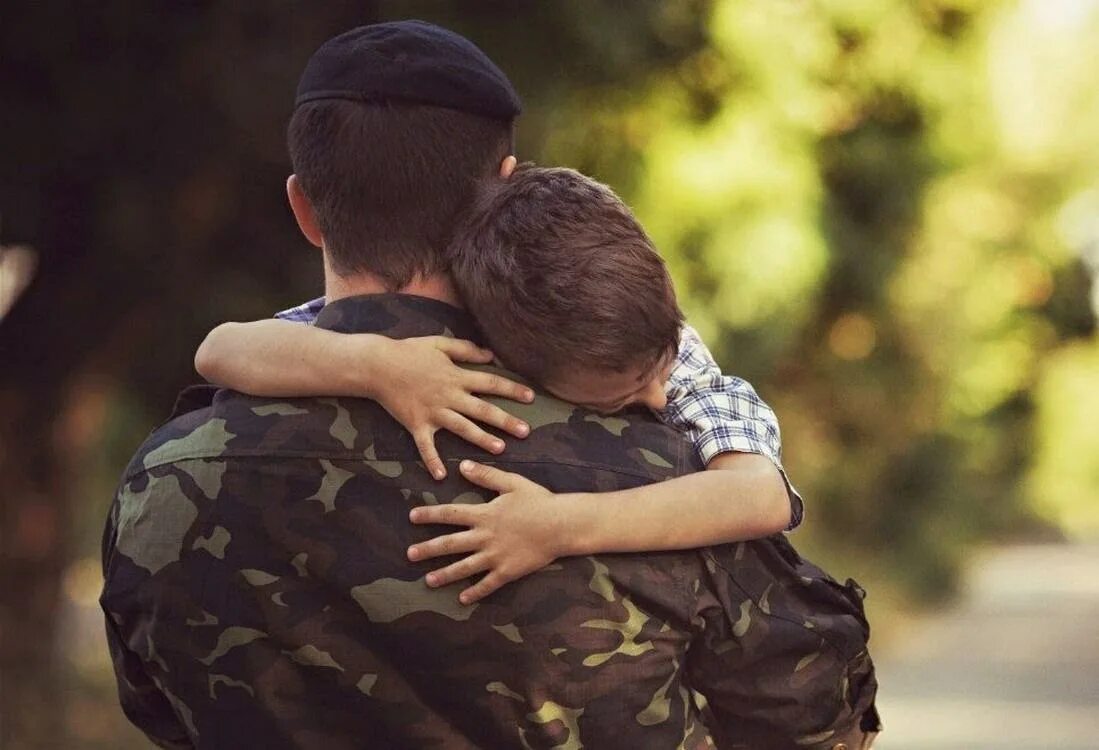 Защитить обнимать. Военный с ребенком. Семья военного. Солдат с ребенком. Военный с ребенком на руках.