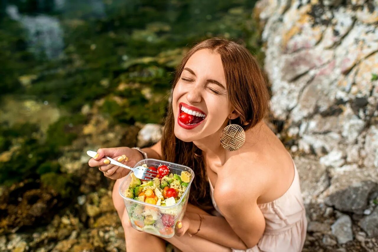 Веселая женщина. Наслаждение едой. Девушка кушает. Еда на женщине. Фотосессия с едой.