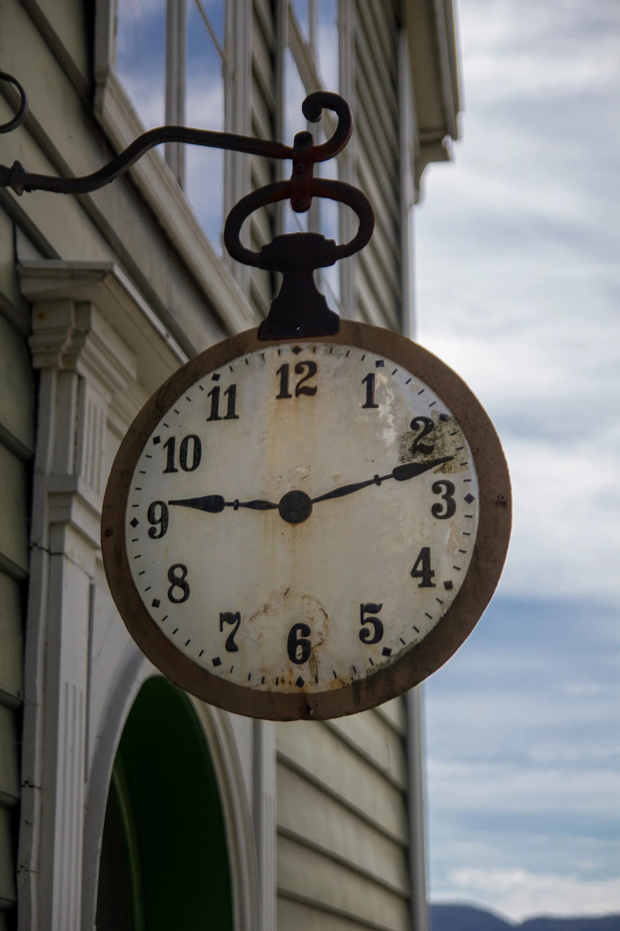 Часы и время. Часы тикают. Дом со старинными часами. Снимок часов. Нижний город время часы