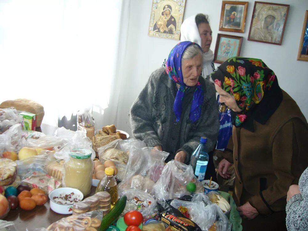 Поминальный стол в храме. Продукт Церковь. Продукты на помин в Церковь. Панихидный стол в храме. Поминки можно делать позже