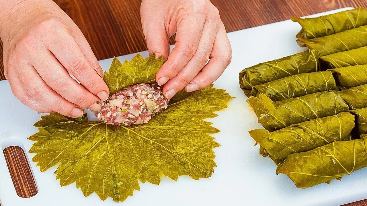 Долма как готовить листья. Можно ли замораживать долму. как заморозить зеленые листья для голубцов на зиму. лавровый лист как хранить в домашних условиях правильно высушить.