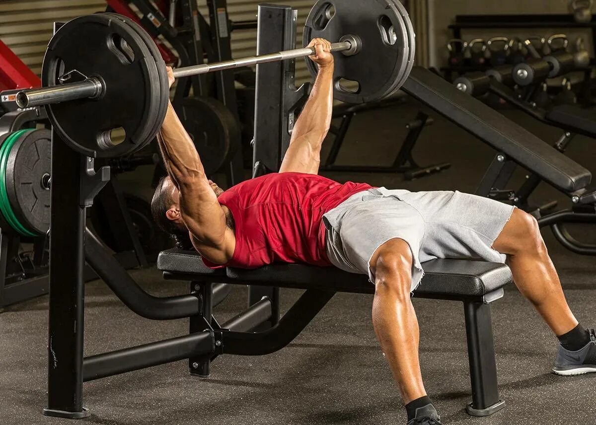 тренировка базовыми упражнениями. план тренировок в тренажерном зале для мужчин для пресса. силовые упражнения для накачивания мышц. тренировка ног. программа упражнений в тренажерном зале для мужчин 3 раза.