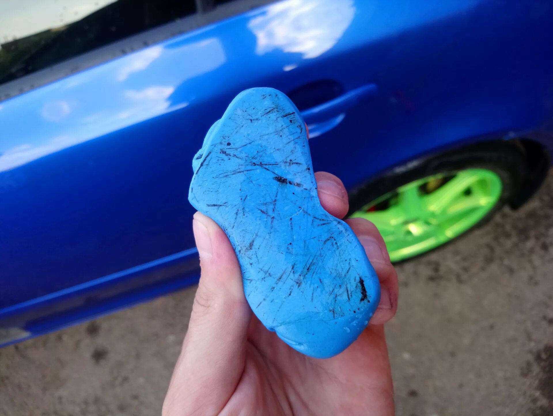 Синяя глина драйв 2. Глина для очистки кузова автомобиля. Синяя глина для автомобиля. Синяя глина для чистки фар автомобиля.