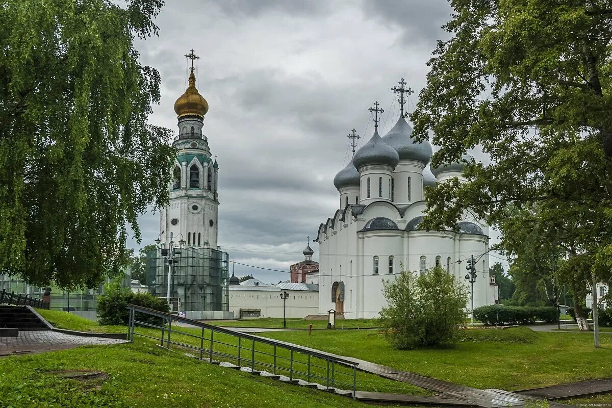 Вологда окрестности. Вологодский Кремль Вологда. Достопримечательности Вологды Вологодский Кремль. Памятник на Соборной Горке в Вологде. Вологда Череповец Соборная горка.