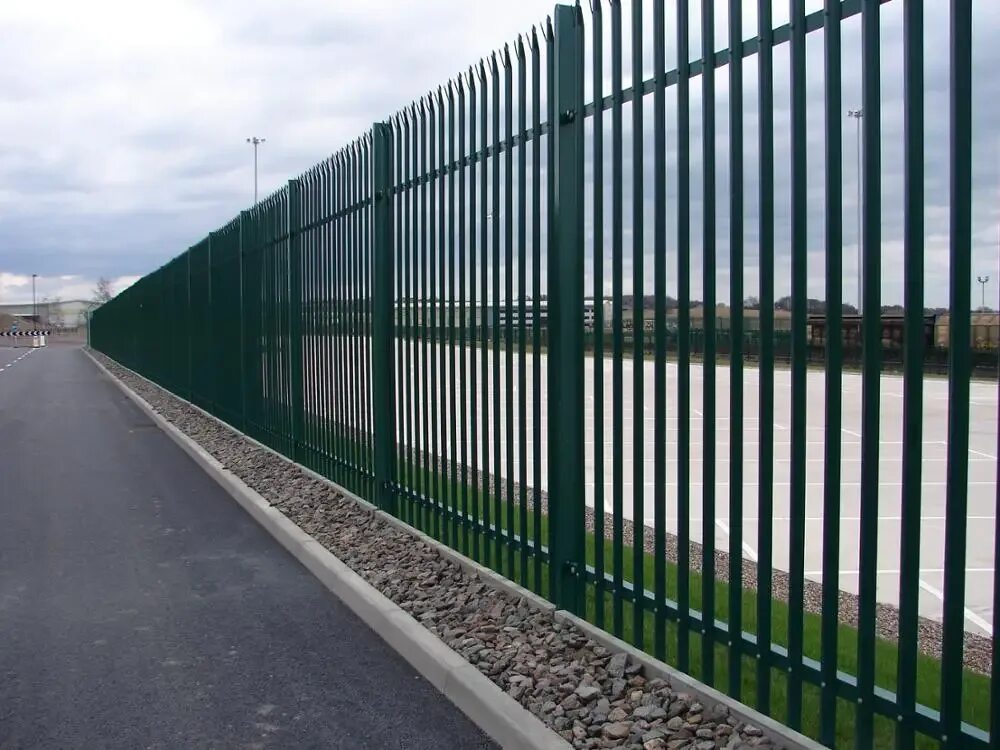 Металлический забор от производителя в спб. Steel Palisade Fencing. Заборы и ограждения. Забор металлический секционный. Ограждение территории.