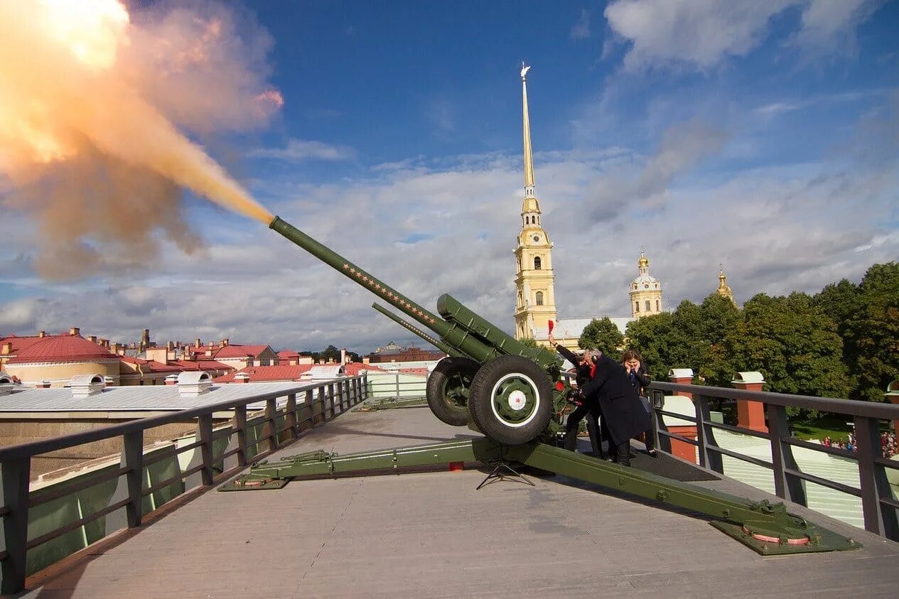 Петербург выстрелы. Пушка Нарышкина бастиона Петропавловской. Пушки Петропавловской крепости в Санкт-Петербурге. Полуденный выстрел с Петропавловской крепости. Залп пушки в Петропавловской крепости.