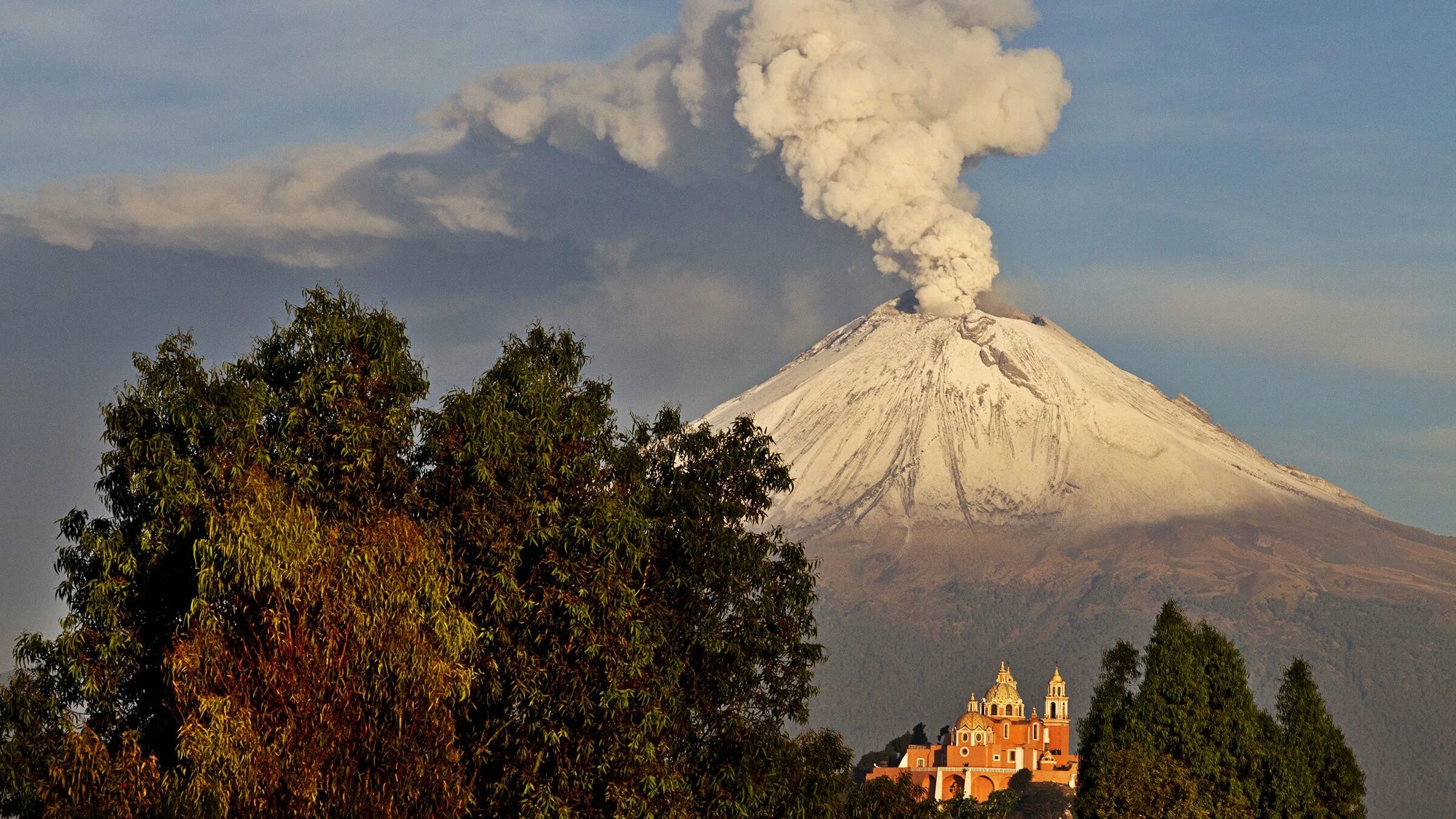 Какие вулканы в северной америке действующие. Мексика вулкан Попокатепетль. Мехико извержение вулкана Попокатепетль. Попокатепетль и Истаксиуатль. Мехико Попокатепетль.