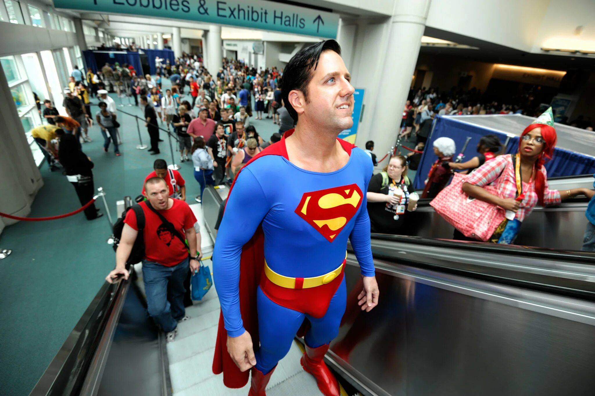 хот тойс супергерои. что делают супергерои. супермен генри кавилл летит. фигурки супергероев марвел. игрушки супергерои.