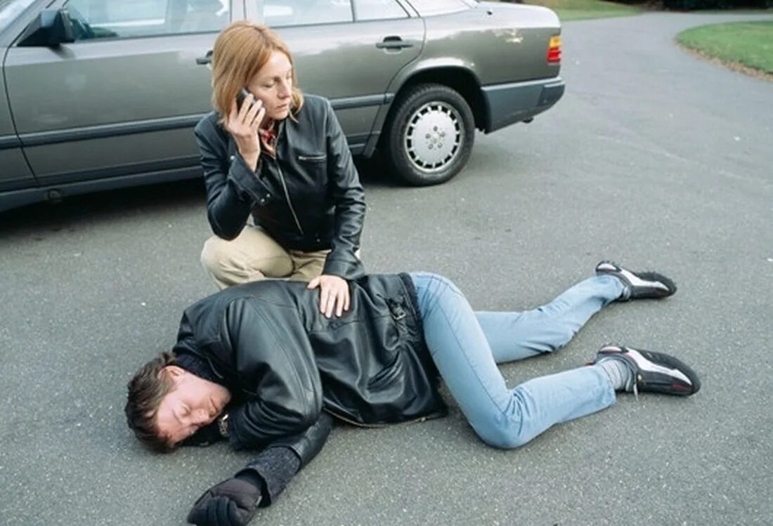 помощь человеку при дтп. оказание помощи при дтп. помощь человеку при дтп. оказание помощи при дтп. памятка оказание первой помощи при дтп.