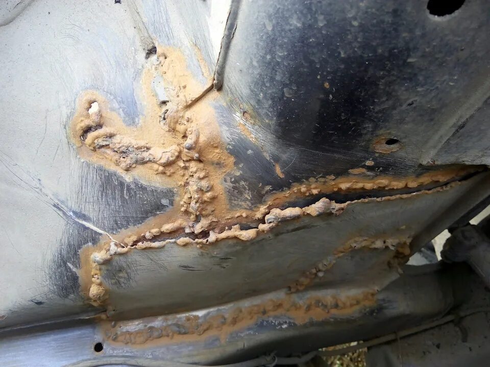 Ваз 2105 с ржавым порогов. Машина начала гнить. Ржавые пороги ваз. Машина начала гнить. Машина начала гнить.