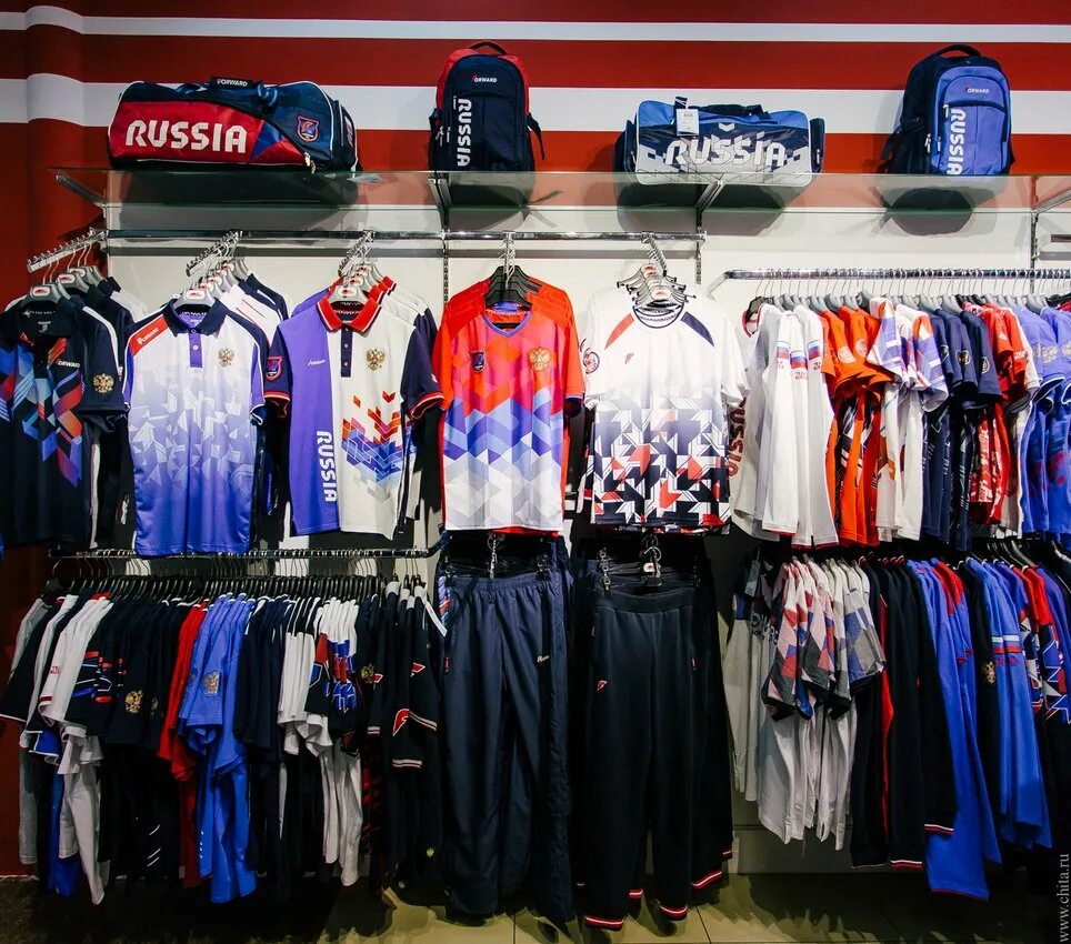 Какие магазины одежды российские. Магазин одежды. Спортивный магазин. Магазин спорт одежды. Ассортимент спортивной одежды.