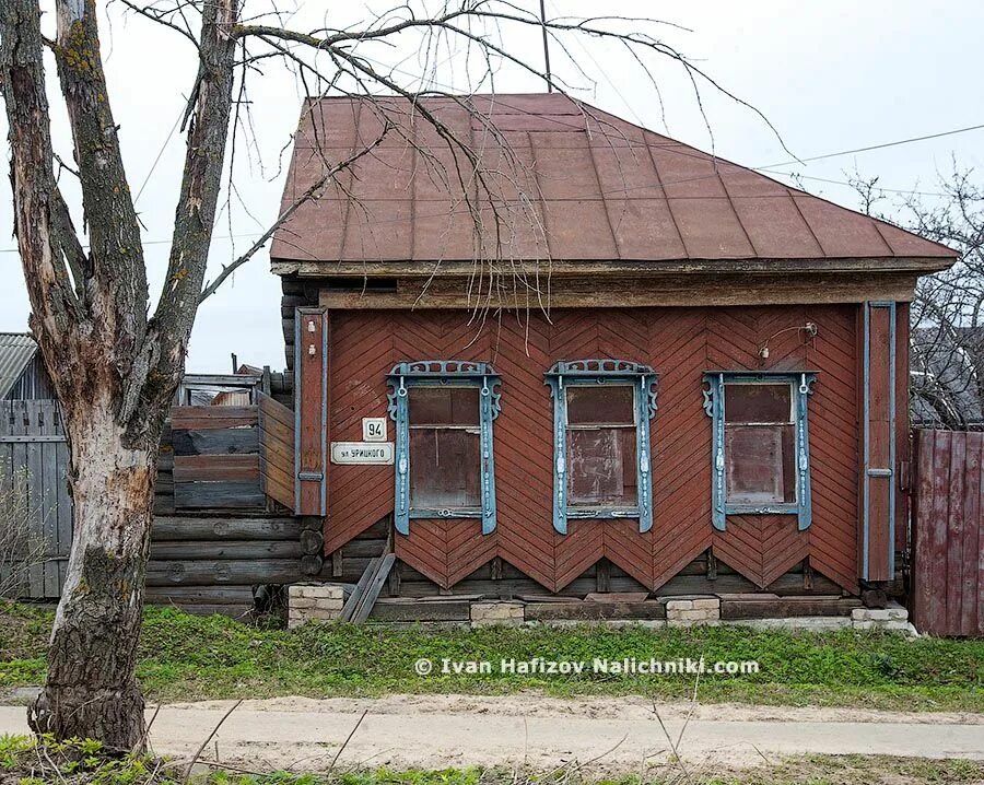 Перестройка половины дома. Дом на половину. Реконструкция половины дома. Дом на половину. Старый дом и новый дом.