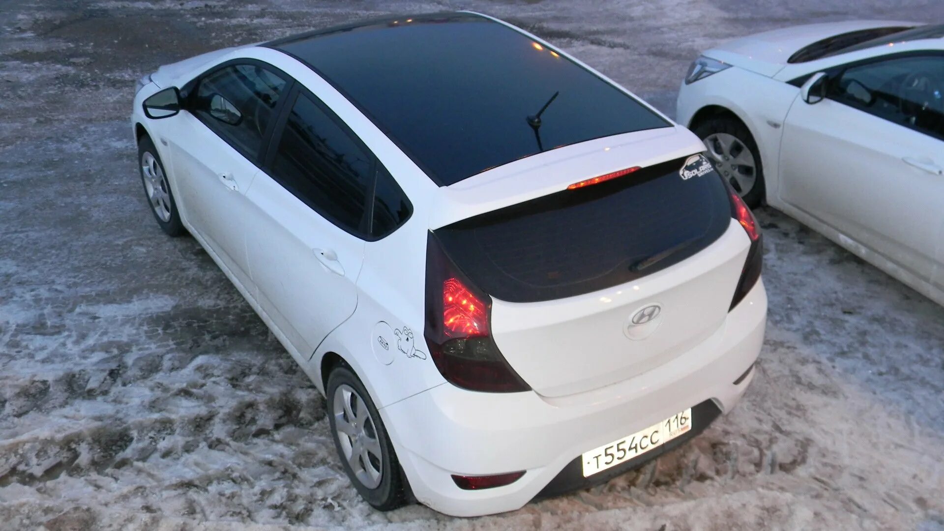 Hyundai Solaris 2013 с черной крышей. Чёрная крыша Солярис 1. Hyundai Solaris 2012 хэтчбек черная крыша. Солярис хэтчбек 2015 белый с черной крышей. Крыша солярис хэтчбек