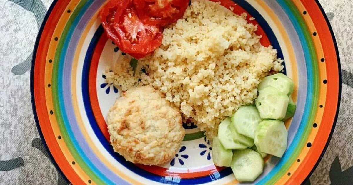 Куриные котлеты с гарниром. Котлета с кускусом. Рыбные котлеты с кускусом. Котлеты с кускусом. Котлеты с кускусом.