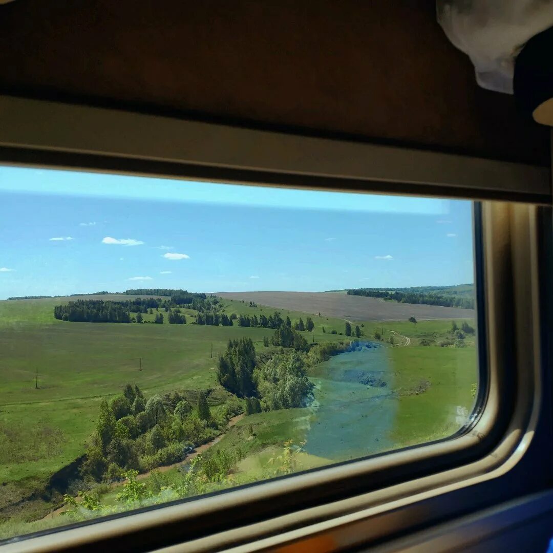 Москвича увидевшего липецк из окна поезда доставили. Вид из окна поезда. красивый вид из поезда. окно поезда. окно вагона.
