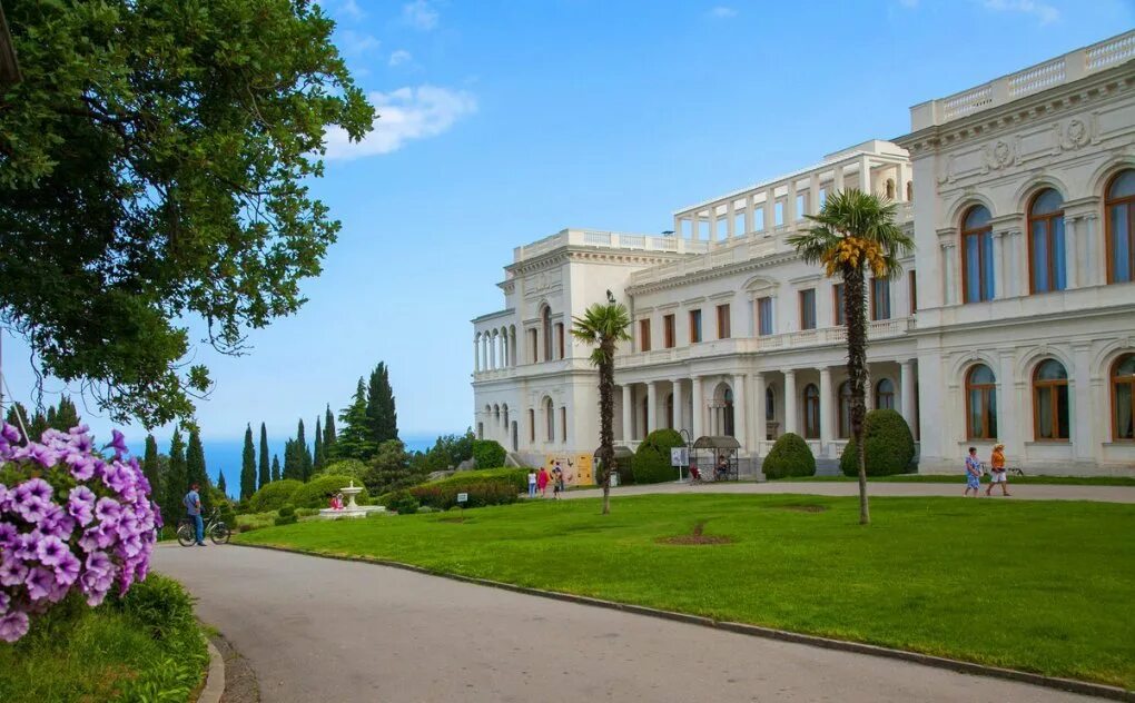 Дворец в ливадии в крыму. Ялта. Ливадийский дворец экскурсия. Императорский дворец - ливадийский. Ливадийский дворец ливадия внутри.