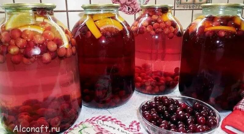 Компот из вишни и мяты на зиму. Компот вишня смородина. компот с красной смородиной и апельсином. компот из вишни. вишнёвый компот на зиму.