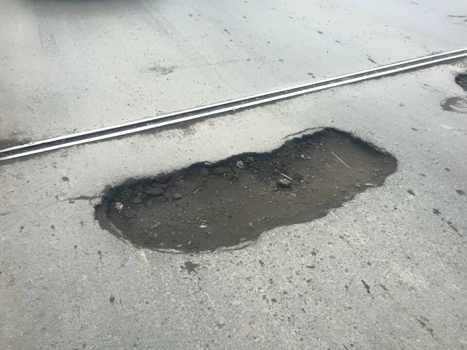 заделать ямы в асфальте. яму заделали. заделывание ямы. яму заделали. омск ямы.