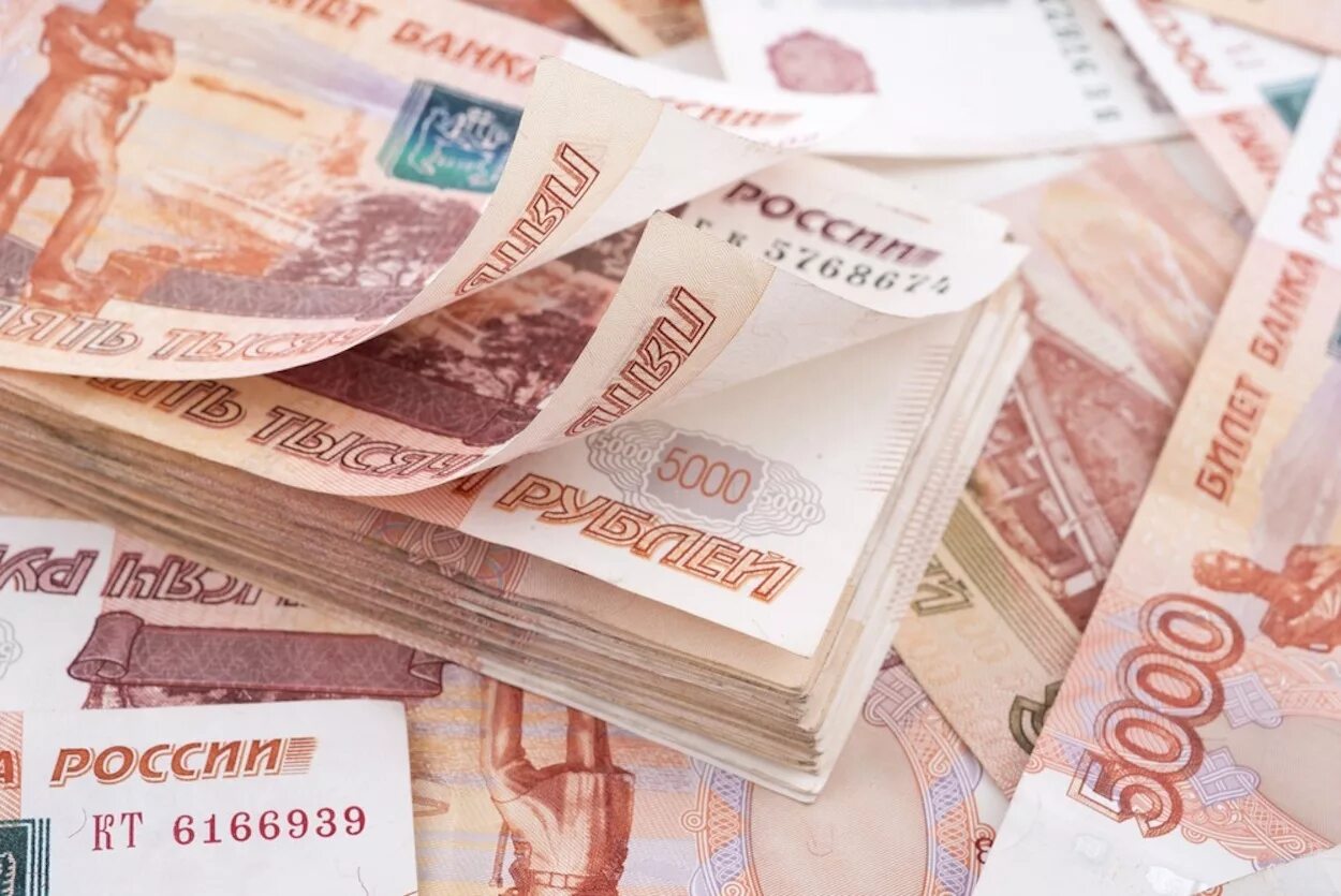 Рубли. Деньги рубли. Много рублей. Пятитысячная купюра.