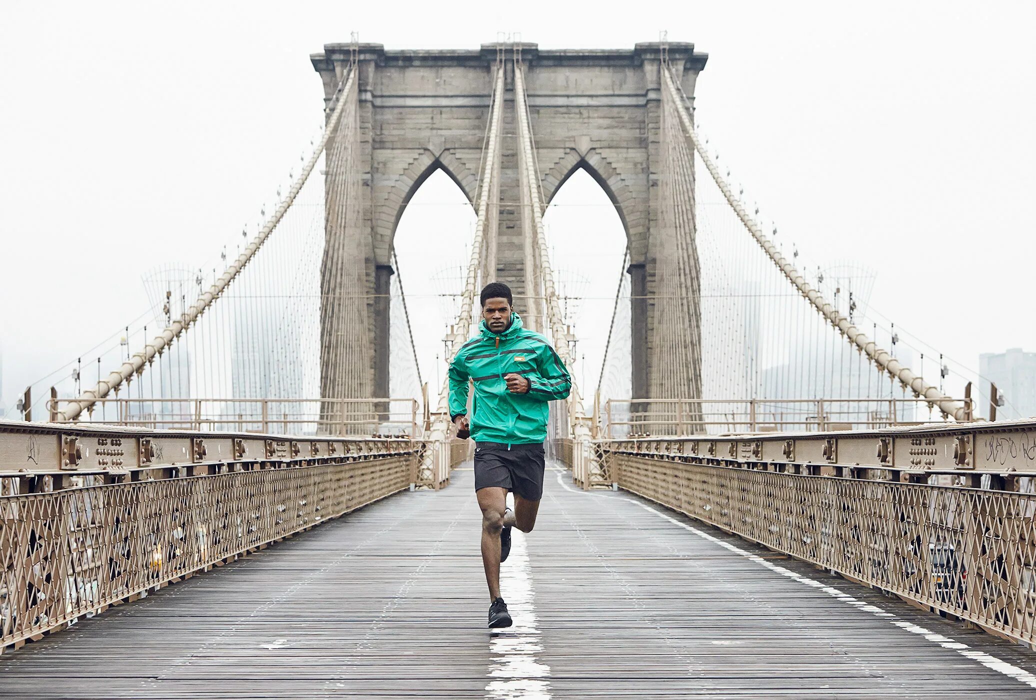 Авреньв Нью Йорке. Парень в Нью Йорке. Человек на фоне моста. Bridge спорт.