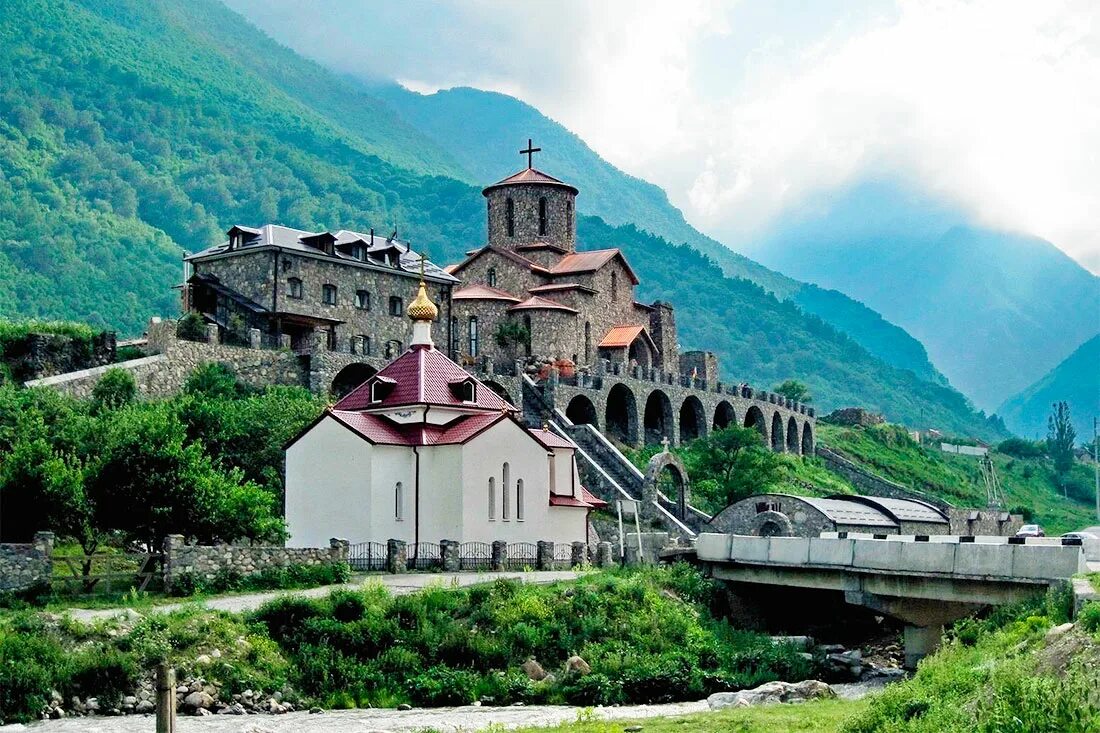 Какое население в северной осетии. Аланский монастырь Фиагдон. Аланский Свято-Успенский мужской монастырь. Аланский Успенский монастырь Северная Осетия. Фиагдон монастырь Северная Осетия Алания.