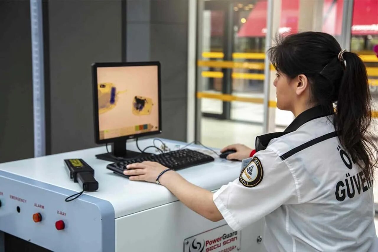 Коллектив дизайнеров. Люди в офисе. Включи 4 работа. Аудиовизуальные сми. Коллектив дизайнеров.