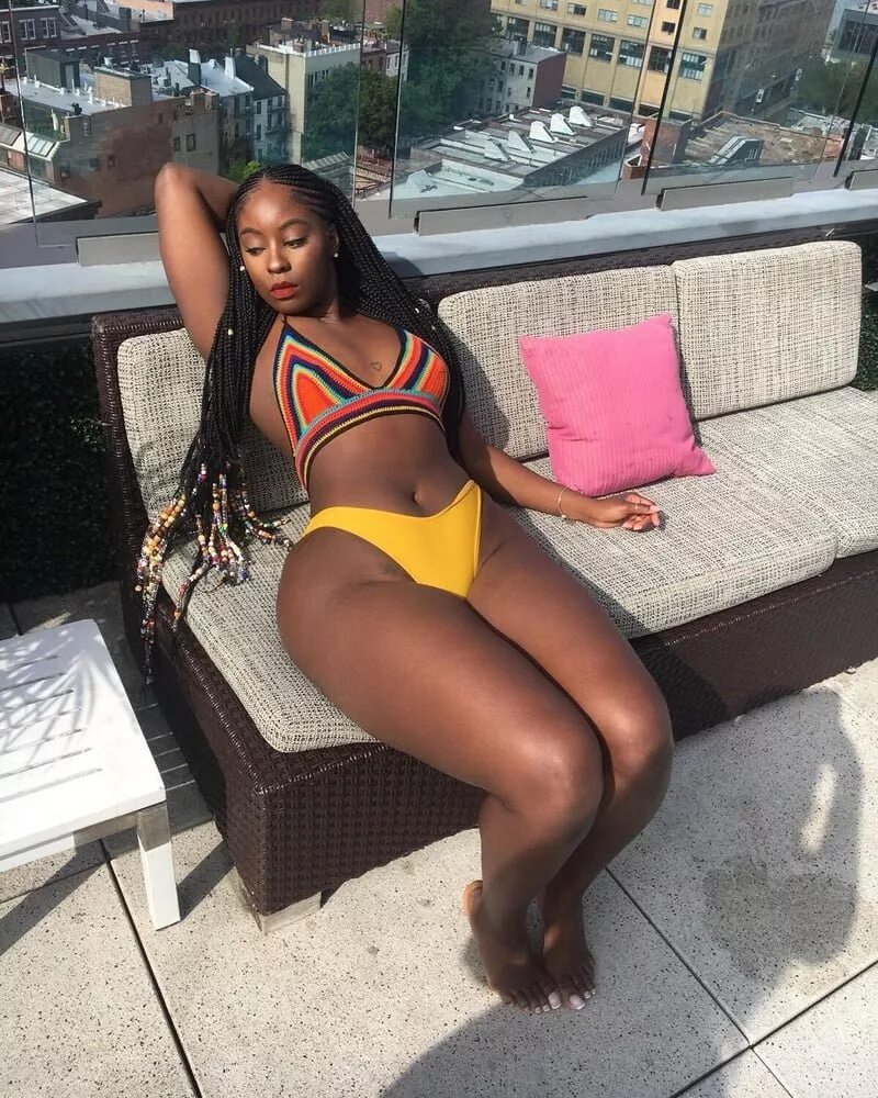 Bria myles в купальнике. Эбони Кристал Адамс. Негритянка сама себя