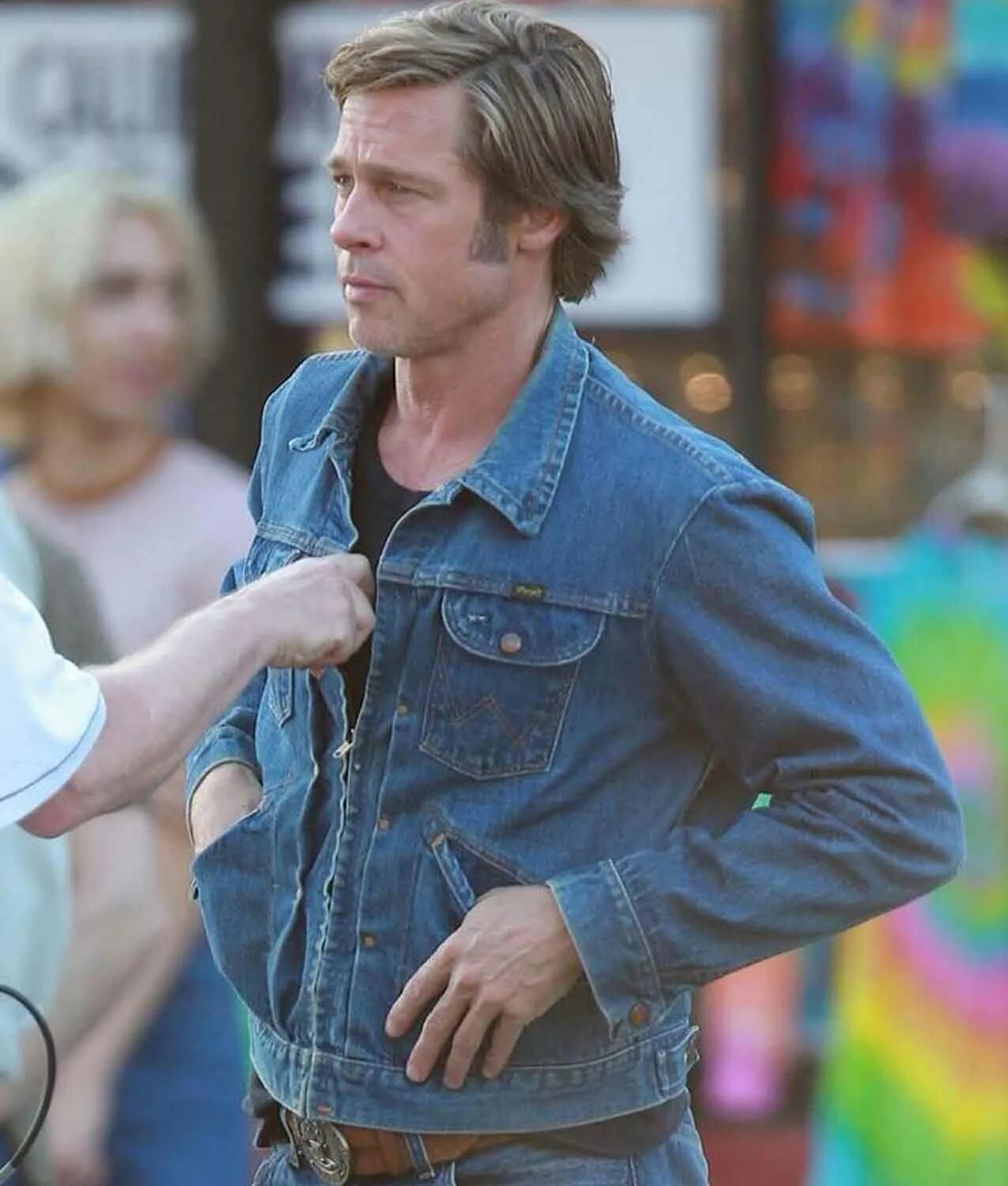 Брэд питт однажды. Брэд Питт однажды в Голливуде. Brad Pitt Denim Jacket. Брэд Питт Клифф бут. Клиф однажды в Голливуде.