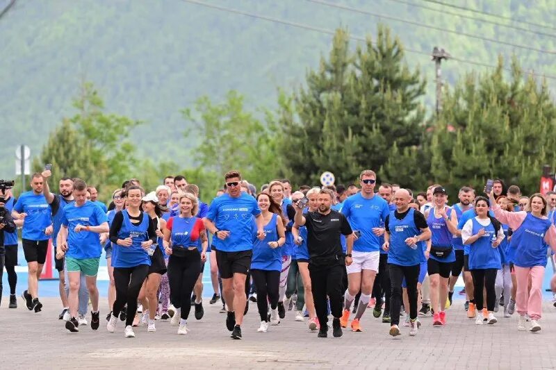красота среди бегущих первых. парочка бегает по зимнему парку. бег на месте общепримиряющий. среди бегущих первых. спорт бег.