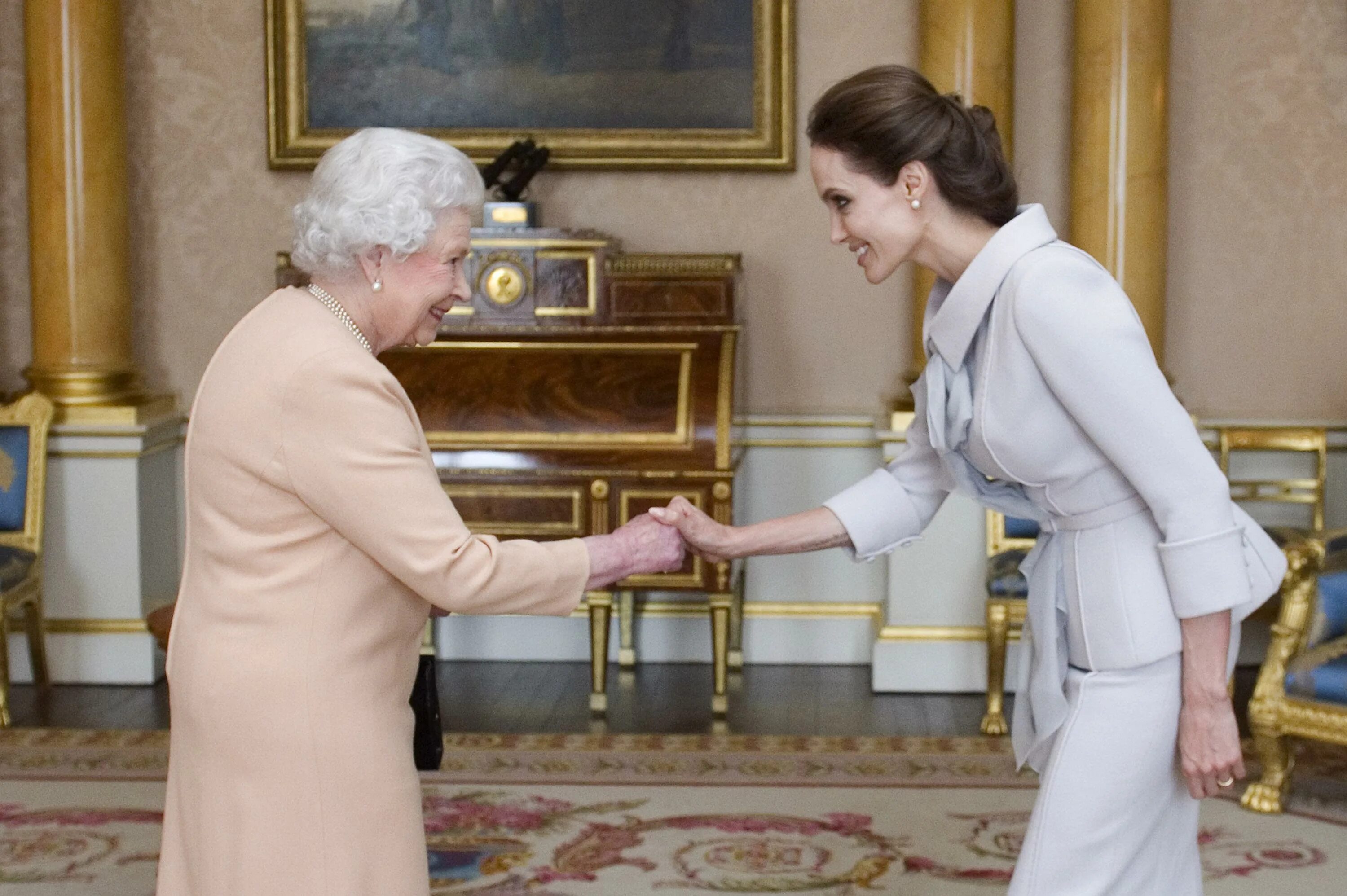 Королева воспитала. Анджелина Джоли в Букингемском Дворце.