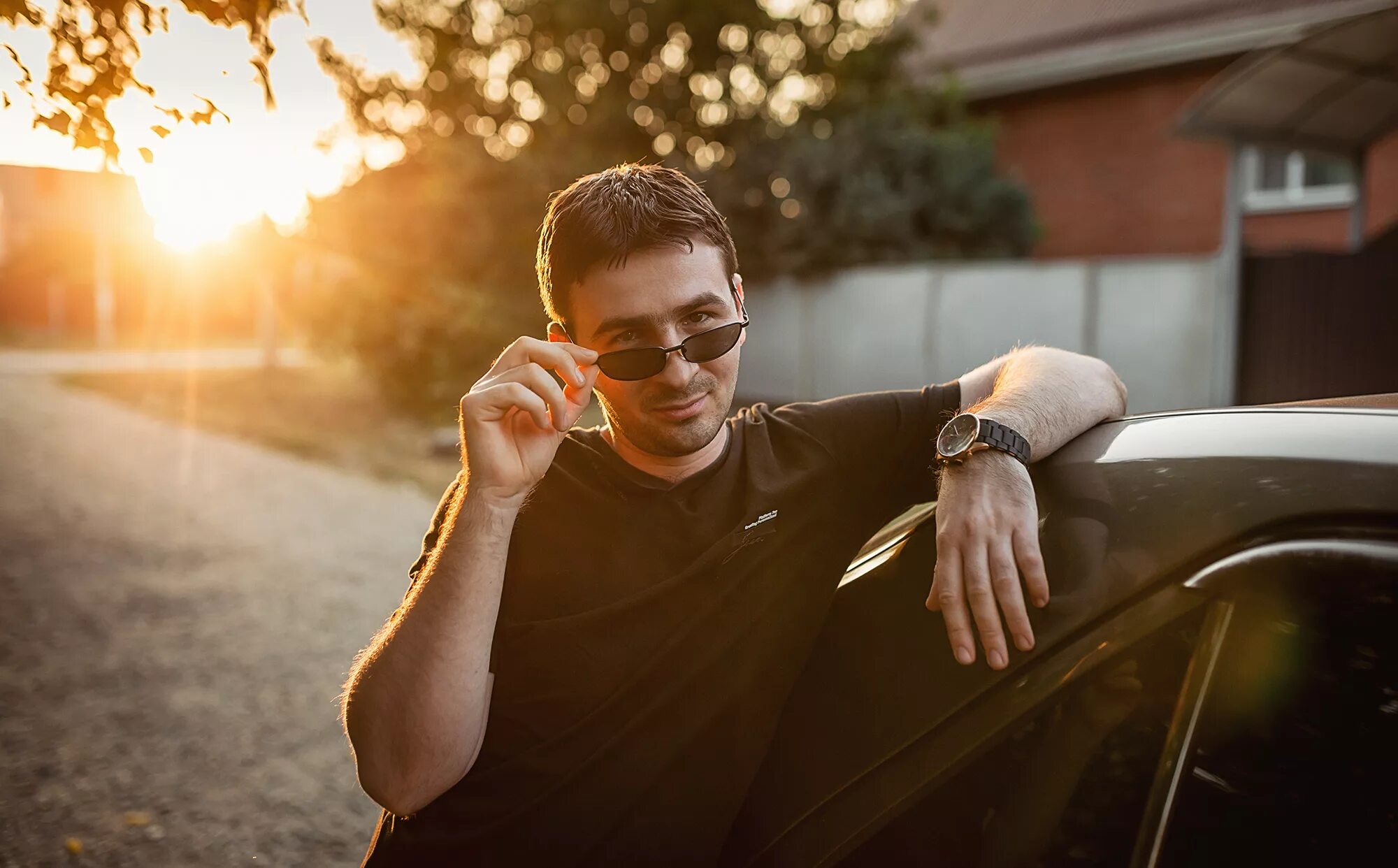 Ребята глядеть. Парень оборачивается. Парень в солнечных очках. Парень и девушка. Влюбленные взгляды.