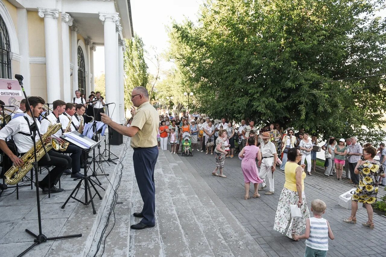 Концертный зал филармонии Астрахань. Астраханский джаз оркестр. Концерт в Озерах. Концерты на Лебедином озере Астрахань.