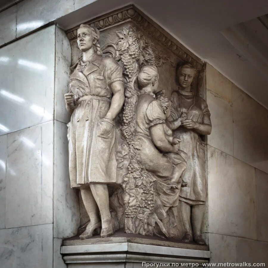 Вестибюль метро смоленская барельеф. Добрынинская метро барельефы. Станция добрынинская барельефы. Барельеф метро. Станция смоленская арбатско-покровская барельефы.