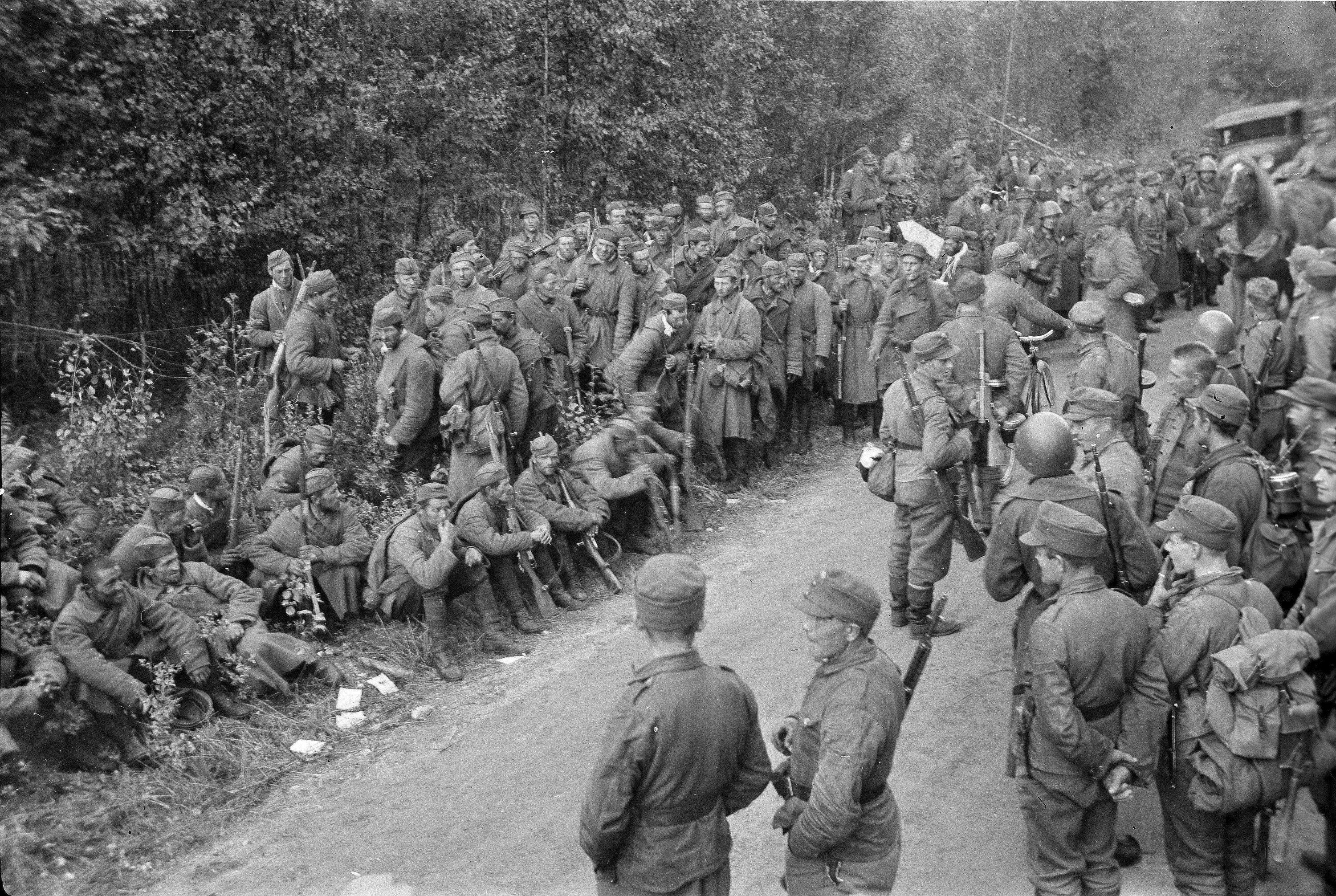 Солдаты в первые дни войны. Военнопленные красноармейцы 1941. Пленные солдаты РККА 1941 Г.